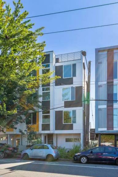 Main picture of 1325 E Jefferson St