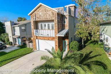 Main picture of 130 Poinsettia St
