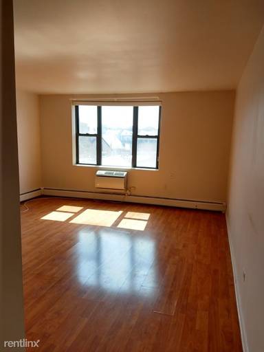 Main picture of 722 W Diversey Pkwy