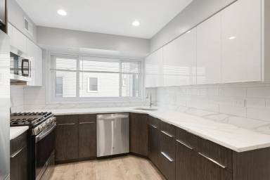 Main picture of 2333 W Lunt Ave