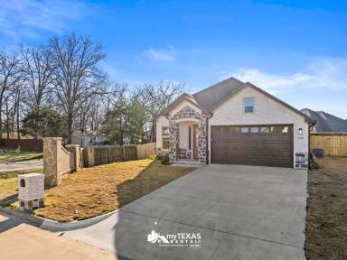 Main picture of 2701 Stone Hedge St