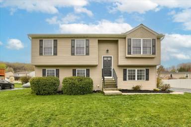 Main picture of 210 Iroquois Trl