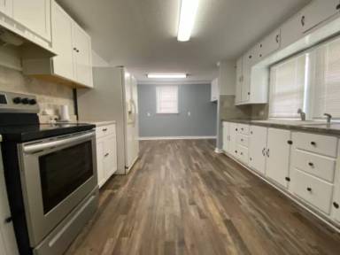 Main picture of 1716 W 2nd St