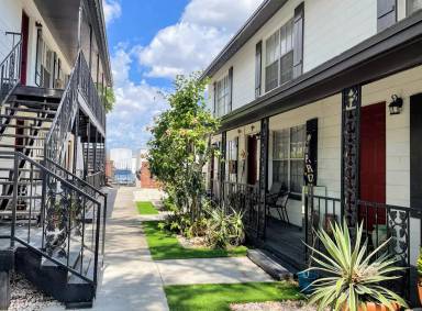 Main picture of 4002 N Branch Ave