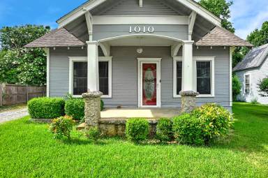 Main picture of 1010 E Main St