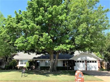 Main picture of 1010 NW Kingswood Rd