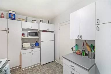 Main picture of 4915 Graceland Ave