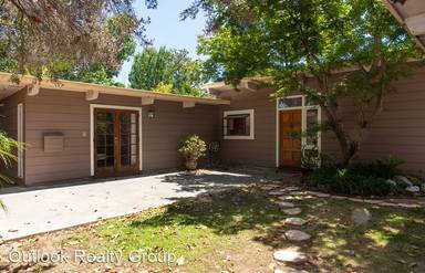 Main picture of 1916 Ivy Ln