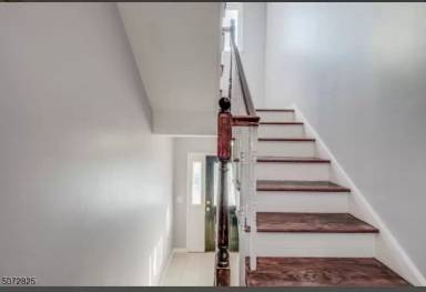Main picture of 421 Livingston St