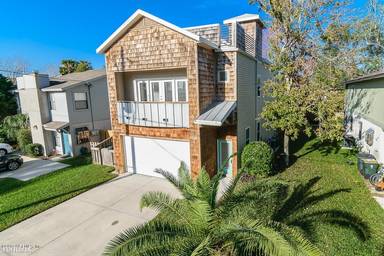 Main picture of 130 Poinsettia St