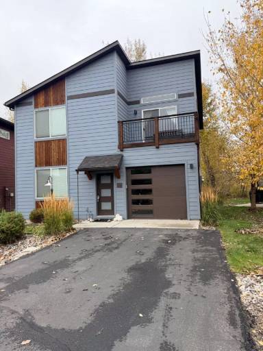 Main picture of 44 Flatcar Ct