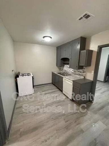 Main picture of 120 W Beech St