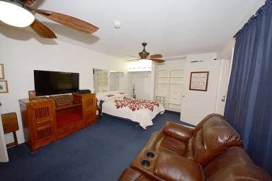 Main picture of 892 Hahaione St