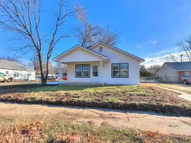 Main picture of 615 1/2 N Kickapoo Ave