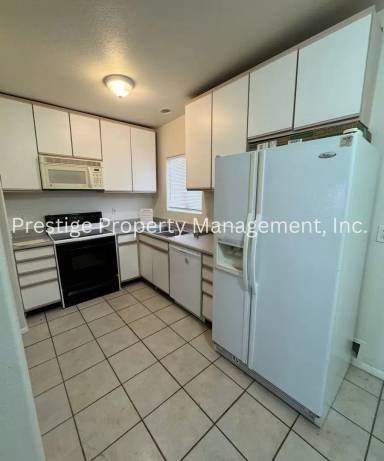 Main picture of 2727 N Dodge Blvd