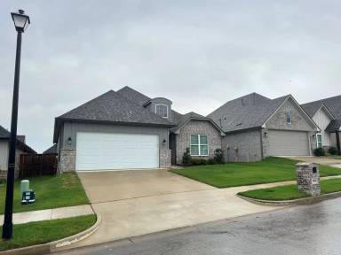 Main picture of 7035 Hillside Ave