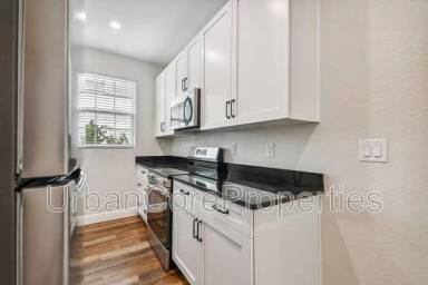 Main picture of 325 15th Ave NE