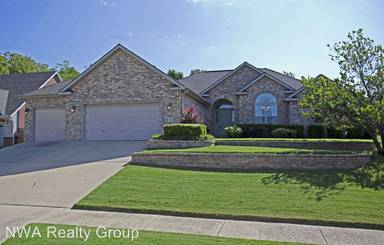 Main picture of 500 NW Saddlebrook Dr
