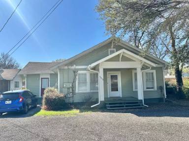 Main picture of 2613 N Elm St