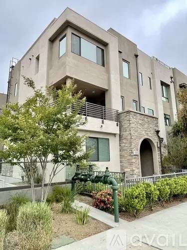 Main picture of 13125 Victory Blvd