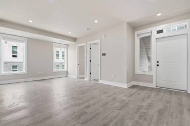 Main picture of 727 16th St NE