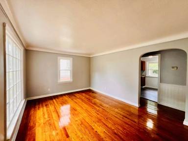 Main picture of 8606 Rosewood Ave