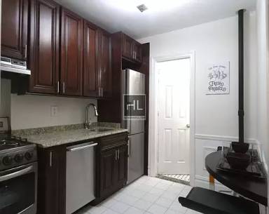 Main picture of 211 E 88th St