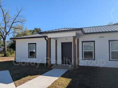 Main picture of 2984A Russ St