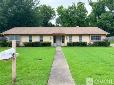 Main picture of 635 Green Oak Dr