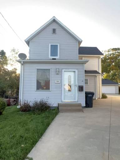 Main picture of 799 Roberts St