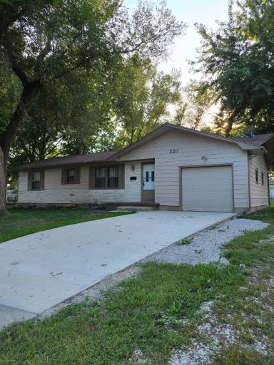 Main picture of 220 N Maple St