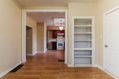 Main picture of 211 W 7th St