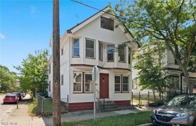 Main picture of 2051 Lark St