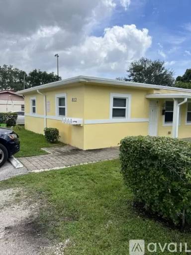 Main picture of 812 NW 15th Ter