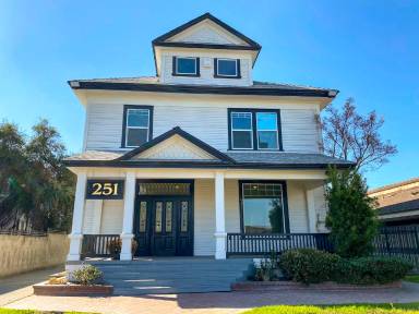 Main picture of 251 N Blackstone Ave