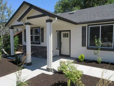 Main picture of 2856 NE Huettl Ln