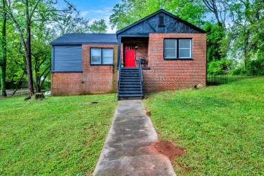 Main picture of 220 Pine Tree Ln