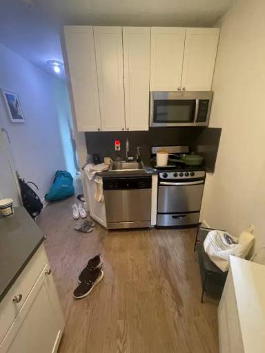 Main picture of 418 W 49th St