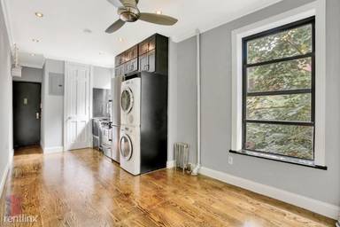 Main picture of 212 E 105th St