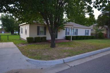 Main picture of 712 S Apple St