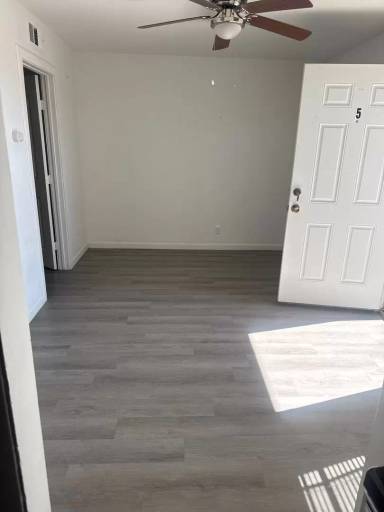 Main picture of 900 S Houston St