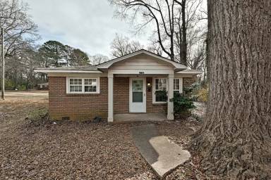 Main picture of 2740 Grimes St
