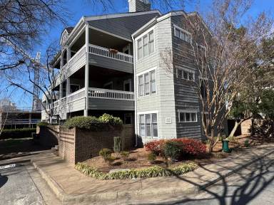 Main picture of 433 W 8th St