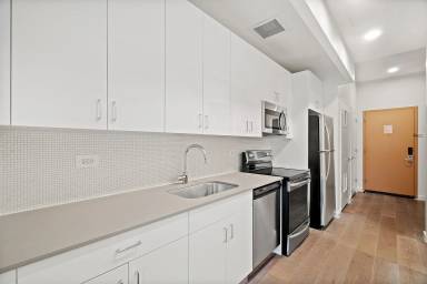 Main picture of 2818 Steinway St