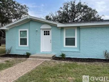 Main picture of 1300 N Live Oak St