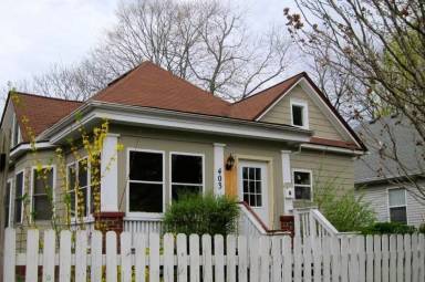 Main picture of 403 S Poplar St