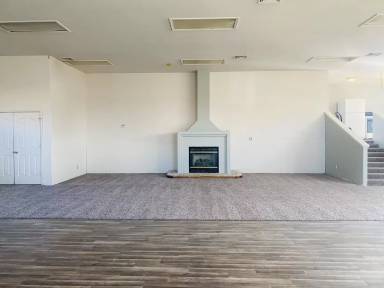 Main picture of 104 S Maple Grove Rd