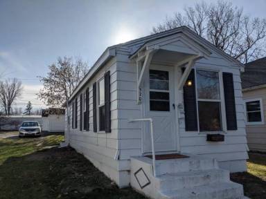 Main picture of 520 3rd St SE