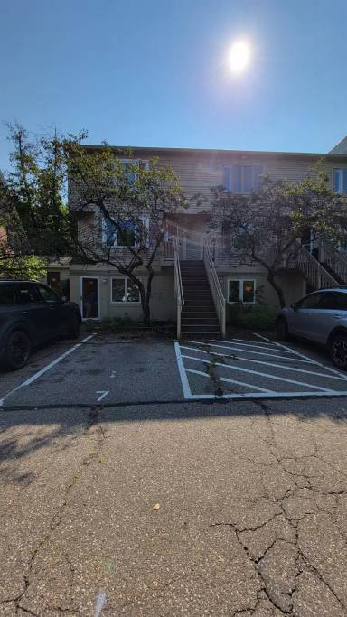 Main picture of 337 College St