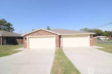 Main picture of 902 McClure Ln